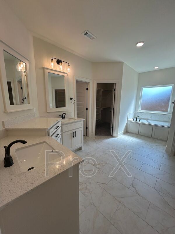 Building Photo - 2004 Charles St