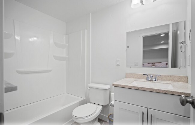 Building Photo - Cute 4-Bedroom Home in Vineyard!