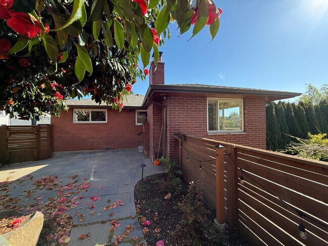 Building Photo - Stunning 4 Bed 4 Bath Home Steps from Golden Gardens in Ballard with MIL Suite