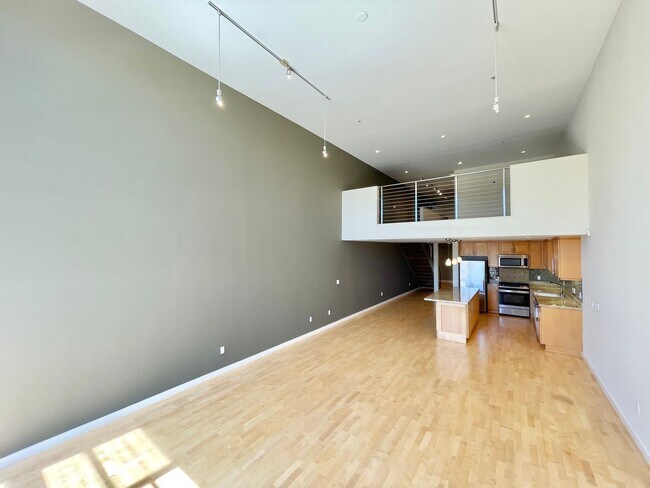 Building Photo - 1,600 sqft 2-Level SOMA 1BD+2 Bonus Rooms+ 1.5BA Loft! 2 Car Pkg! Laundry! Balcony! -PROGRESSIVE