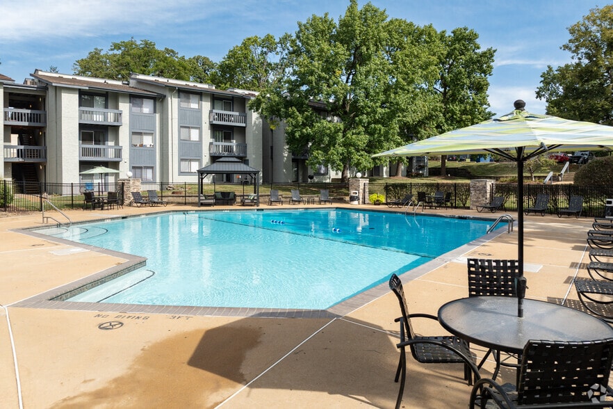 Pool - Taravue Park Apartments