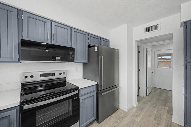 Building Photo - 935 W Santa Cruz Dr
