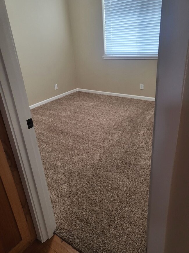 Building Photo - 3 bed 2 bath Home for Rent in Grants Pass