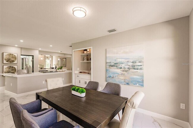 Building Photo - 904 S Doral Ln