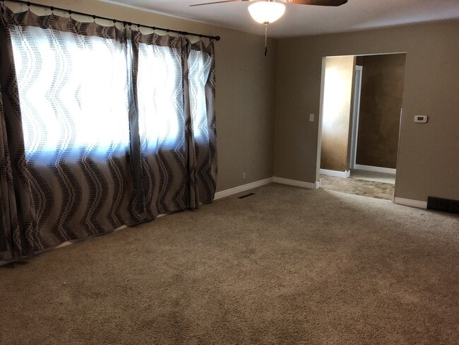 Building Photo - Nice home with fenced yard