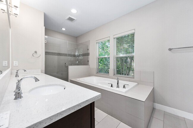 Building Photo - 925 W 23rd St