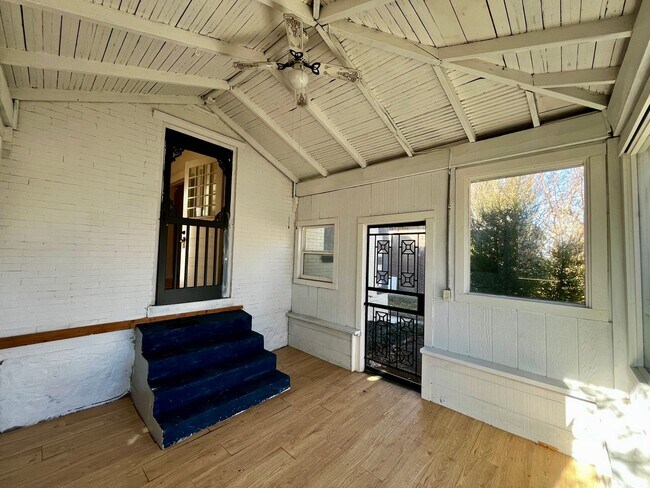 Building Photo - STUNNING BEECHMONT HOME WITH SOLAR PANELS ...