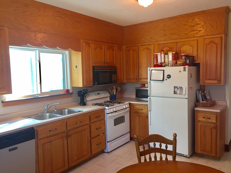 Building Photo - 183 College Ave