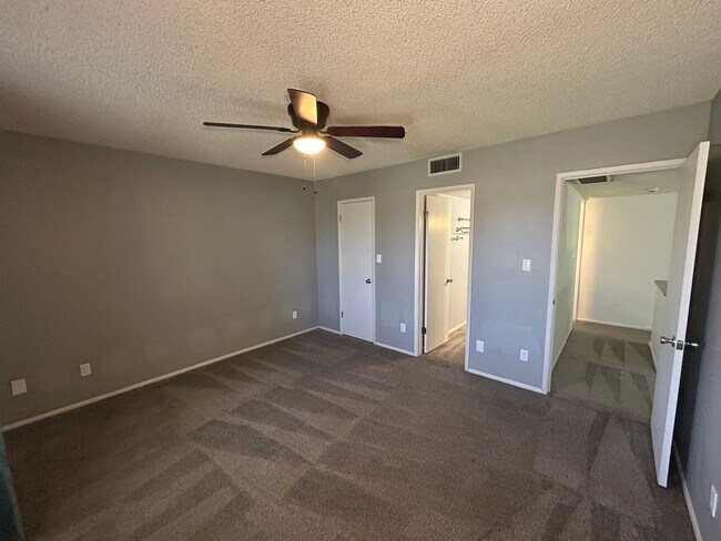 Building Photo - 4501 W Continental Dr