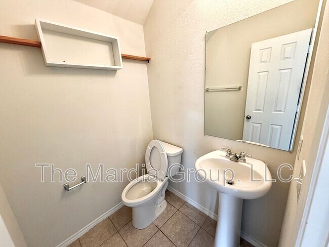 Building Photo - 2006 Hummingbird St