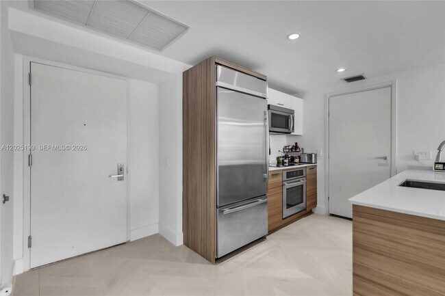 Building Photo - 1300 Brickell Bay Dr