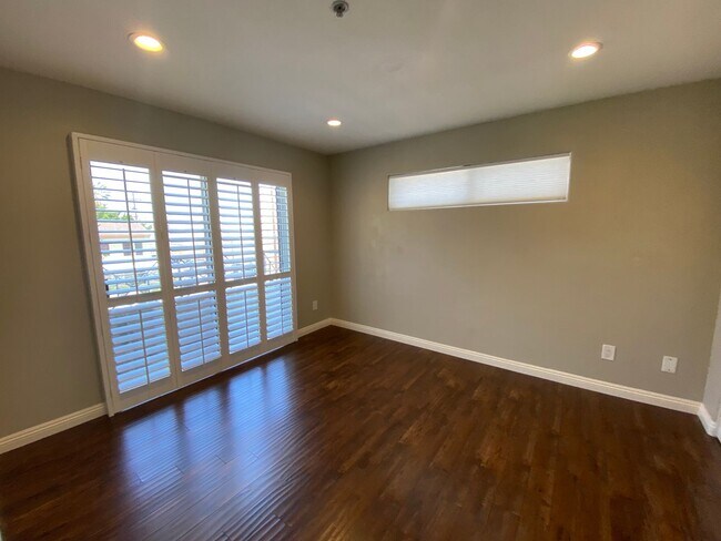 Building Photo - Luxury Living in Toluca Lake!