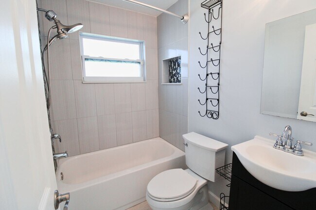 Building Photo - 3-Bed, 2-Bath Home with Spacious Fenced Yard in Pinellas Park!