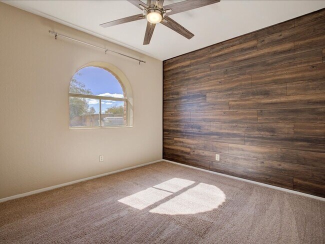 Building Photo - 3 Bedroom 2 Bathroom