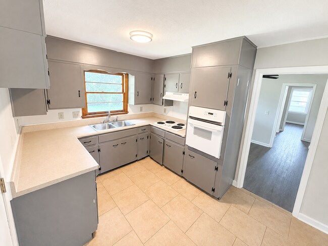 Building Photo - 602 Austin Dr NW
