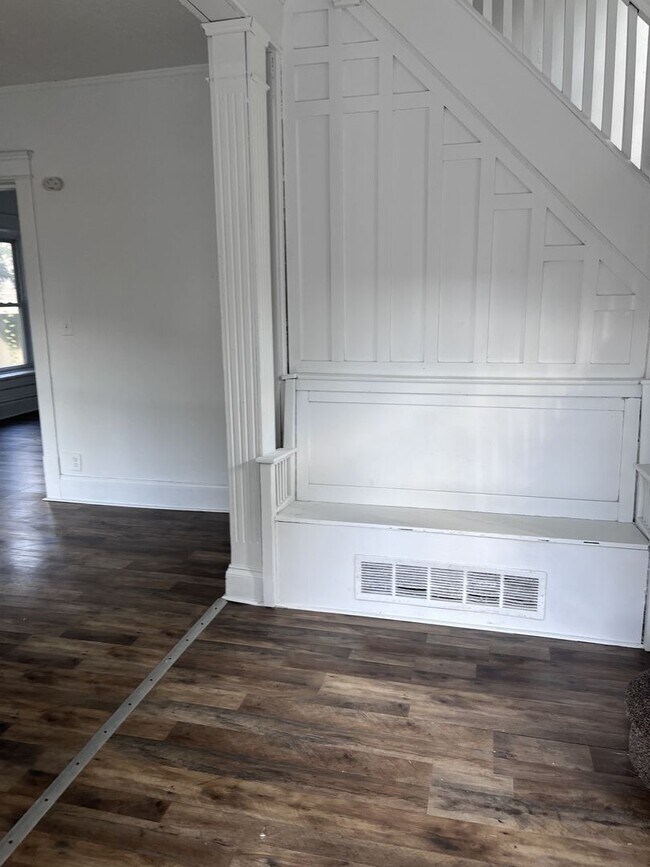 Building Photo - Classic Colonial Charm with Modern Comforts –  3 Bedroom Home!