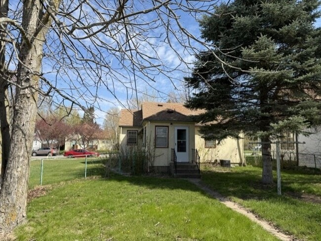Building Photo - Cozy 2 bedroom house w/ garage