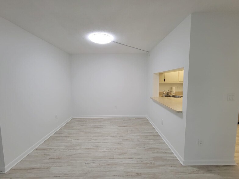 Building Photo - 9610 Green Cypress Ln