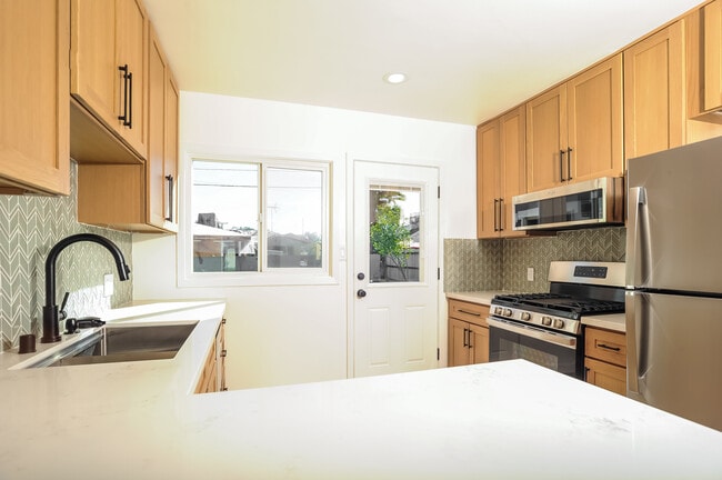 Building Photo - 5826 Jamieson Ave