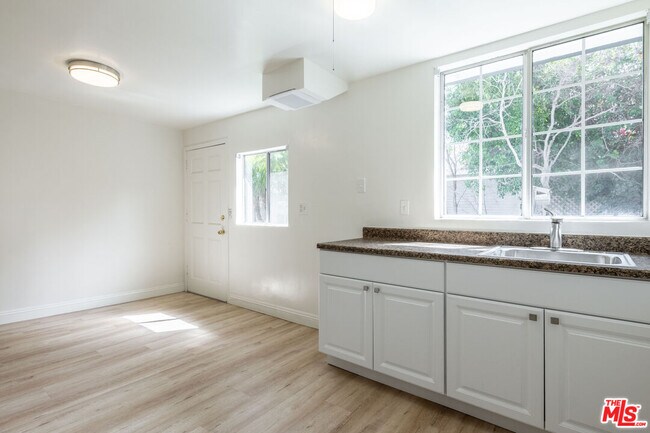 Building Photo - 445 S Mansfield Ave