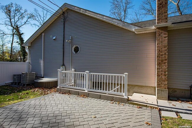 Building Photo - 16 Wildwood St