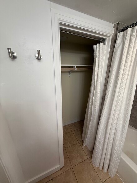 Building Photo - 311 N Broadway St