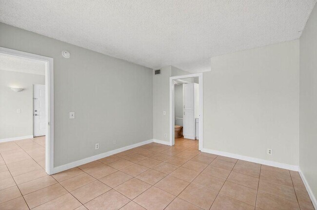 Building Photo - 752 Executive Center Dr