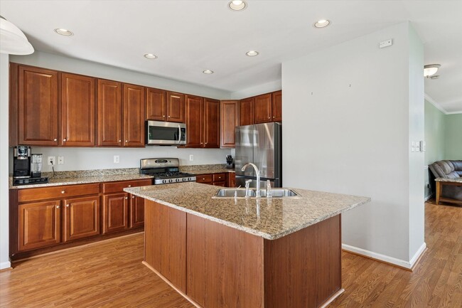 Building Photo - 3B/2.5B End Unit Townhome in Penns Manor A...