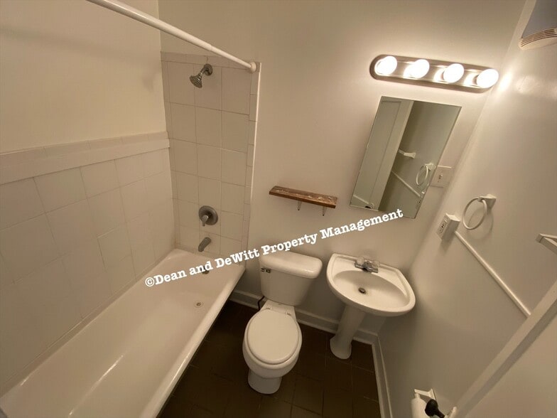 Building Photo - Studio Bed/1 Bath - Unit 4