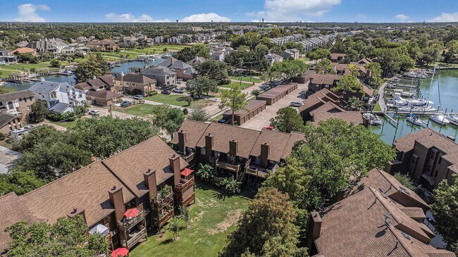 Building Photo - 723 Davis Rd