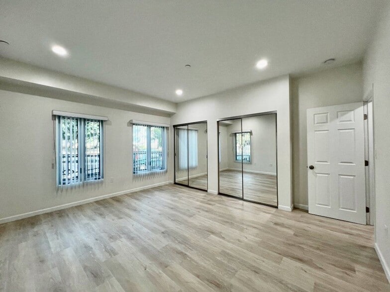 Building Photo - 1409 N Hobart Blvd