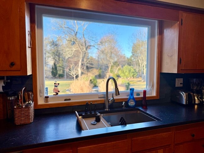 Building Photo - 12 Holiday Dr