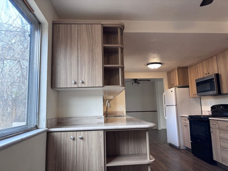 Building Photo - 11065 Pinyon Dr