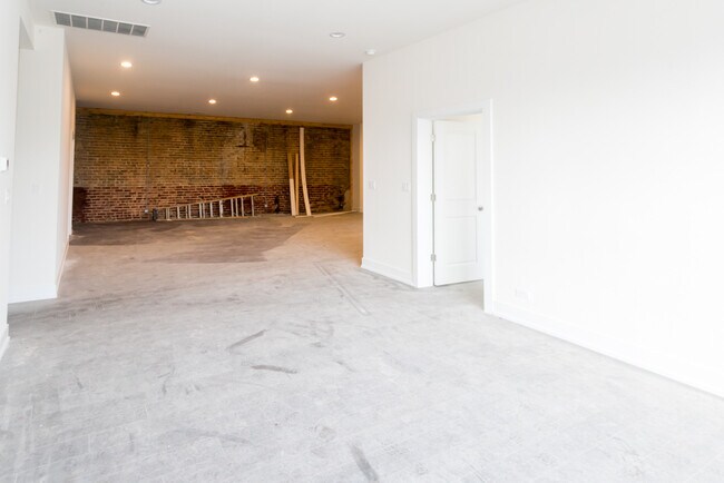 Building Photo - 4300 W Montrose Ave