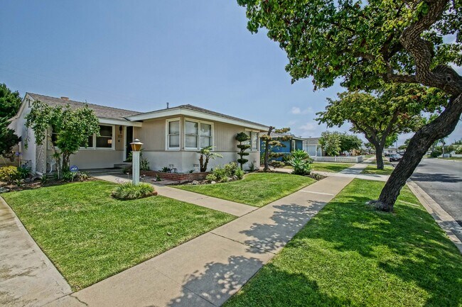 Building Photo - CHARMING, BRIGHT & SPACIOUS HOLLYGLEN 3BR2BA + DEN W/ SPACIOUS FRONT & REAR YARDS, LARGE DRIVEWAY...