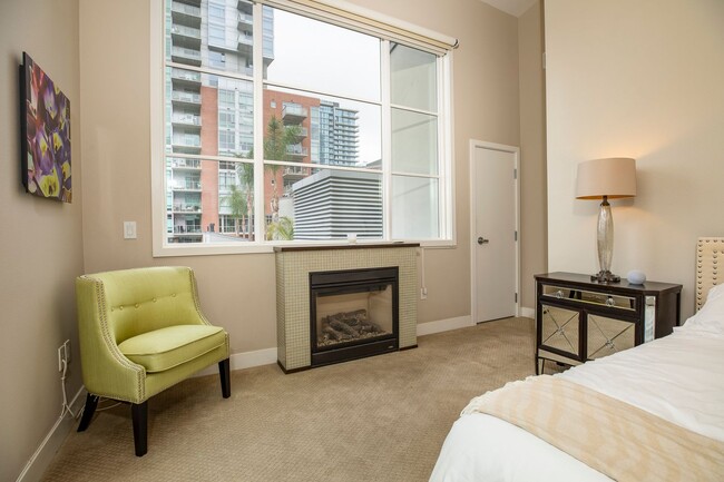 Building Photo - Modern Townhome Living in the Heart of Dow...