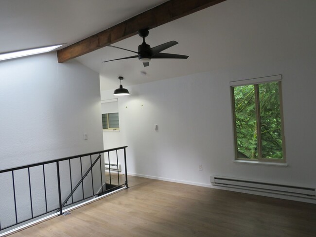 Building Photo - Redmond Modern & Updated 3bd/2bath Condo i...