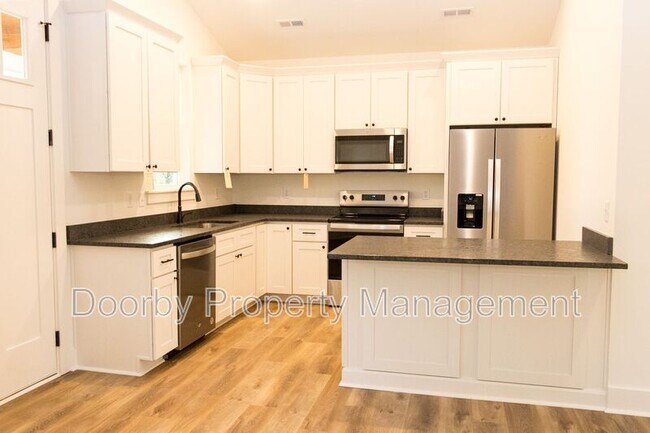 Building Photo - 905 W 39th St