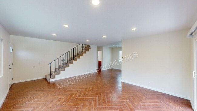 Building Photo - Charming 3-Bedroom, 2.5-Bathroom Home in D...