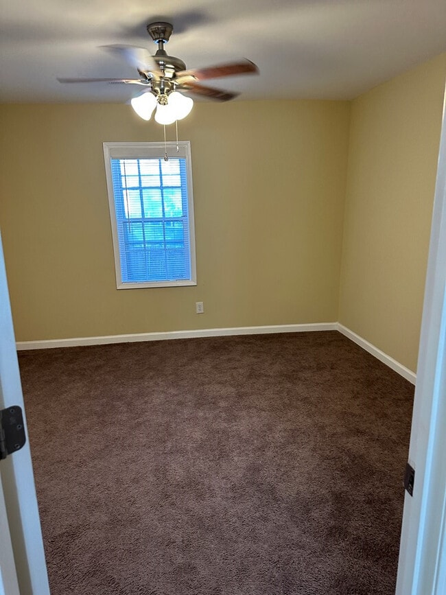 Building Photo - 27 Webb Ave