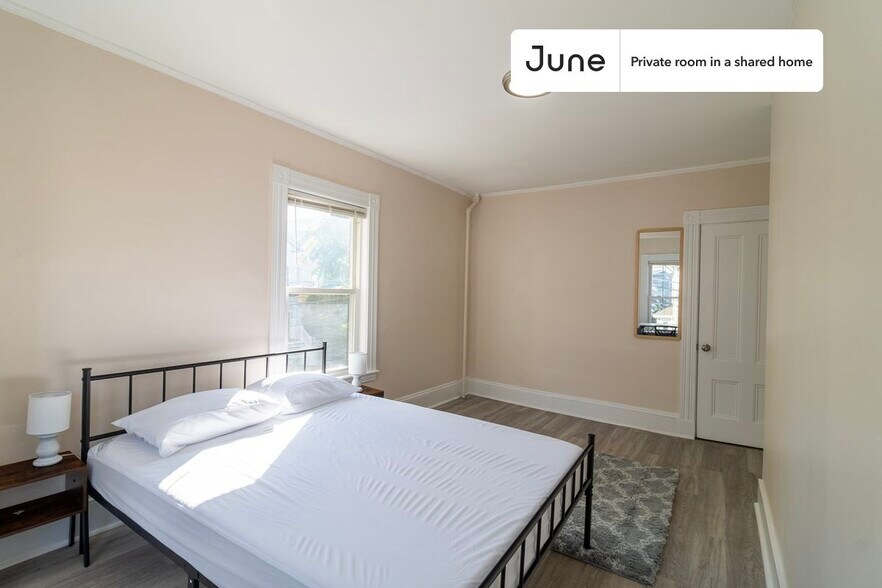 Building Photo - Room in Shared 7 bed/2 bath home