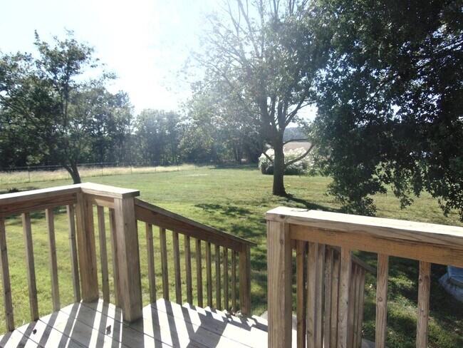 Building Photo - Fayette Family Farm House!