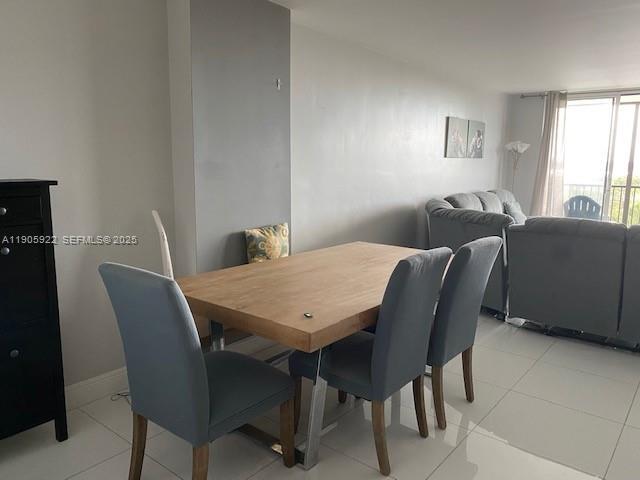 Building Photo - 2500 NE 135th St