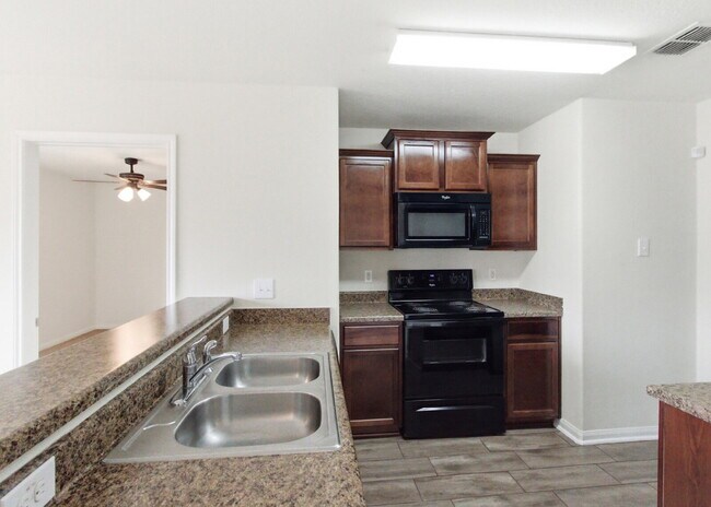 Building Photo - Charming 3-bedroom, 2-bath home located in the gated community of Southern Hills!