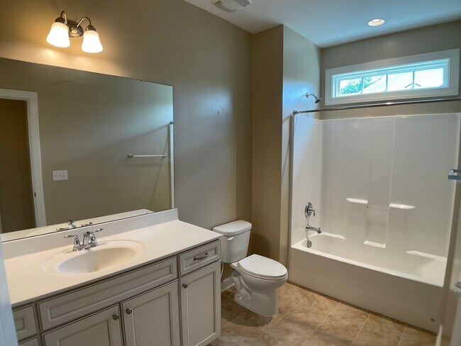 Building Photo - Absolutely Gorgeous and Spacious in Renais...