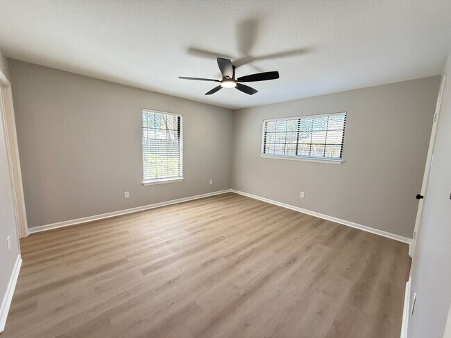 Building Photo - Available-Remodeled 3/2 with 4-Car Garage!