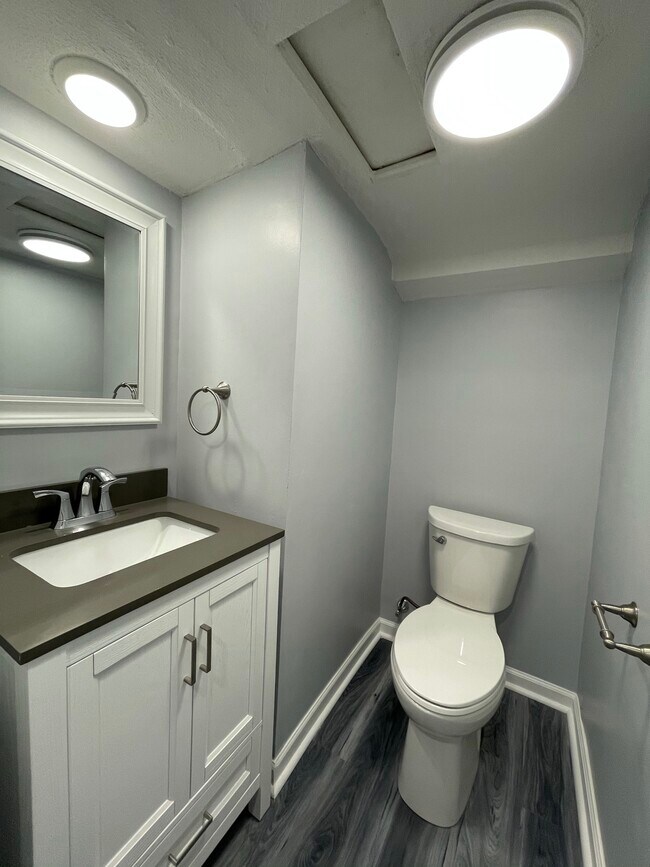 Building Photo - 627 Hawley Ave