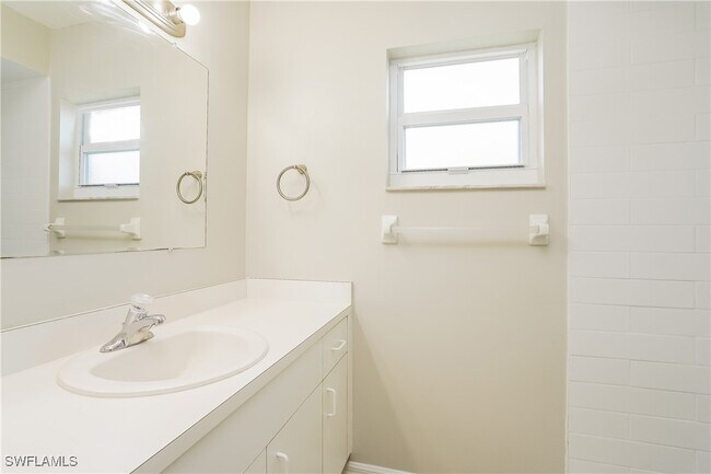 Building Photo - 820 SW 11th Ct
