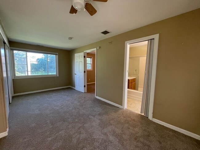 Building Photo - 1 Bedroom 1 Bath Unit in Grayslake!