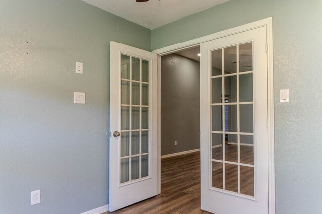 Building Photo - "Charming and Spacious 1,575 Sq Ft Home with 3-Bedroom Retreat with 2 Full Baths!"